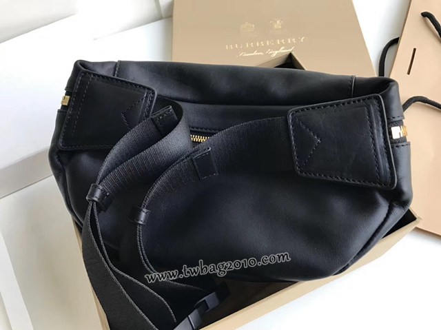 Burberry專門店新款斜挎男士腰包胸包 巴寶莉品牌徽章壓花黑色腰包 yxb1124
